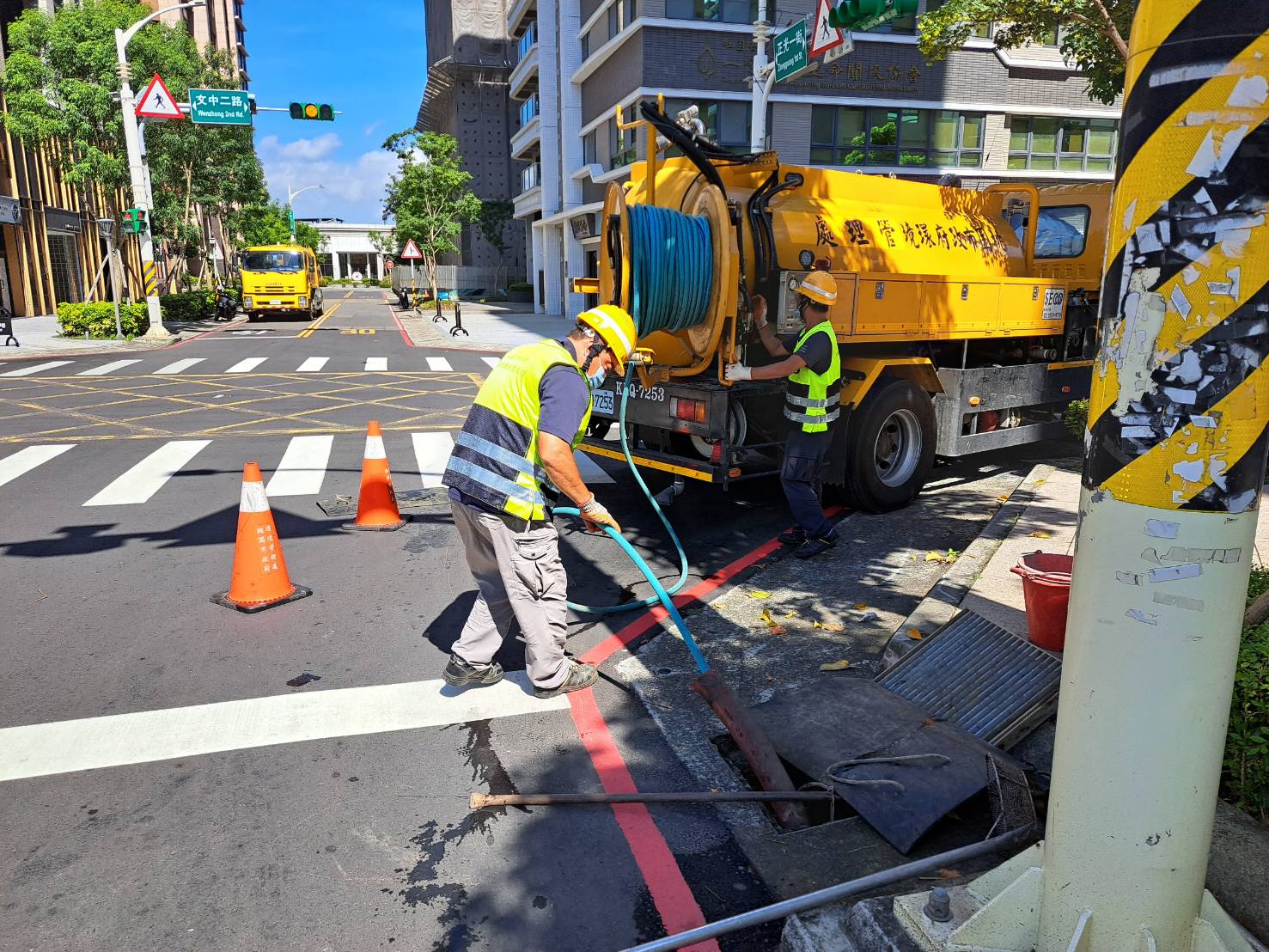 山陀兒颱風當前 環保局動員整備加強道路側溝清淤1.jpg